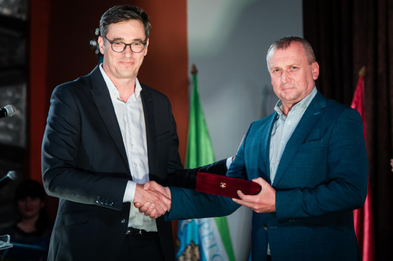 Beregszászon van Karácsony Gergely, különös ajándékot vitt