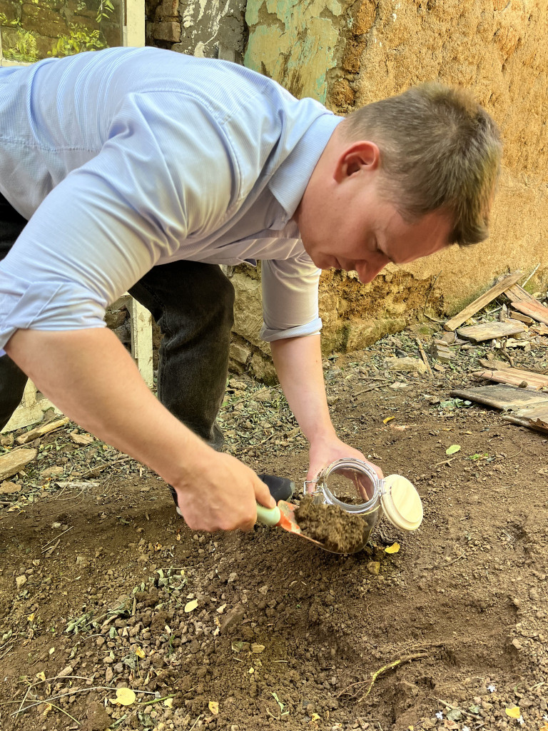 Recski iszapot hozott az LMP képviselője az energiaügyi miniszternek