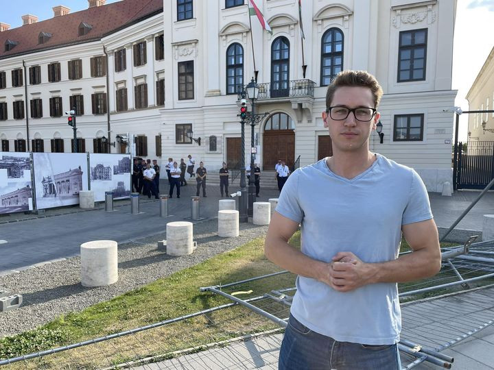 Udvarias reggeli kordonbontás a Karmelitánál