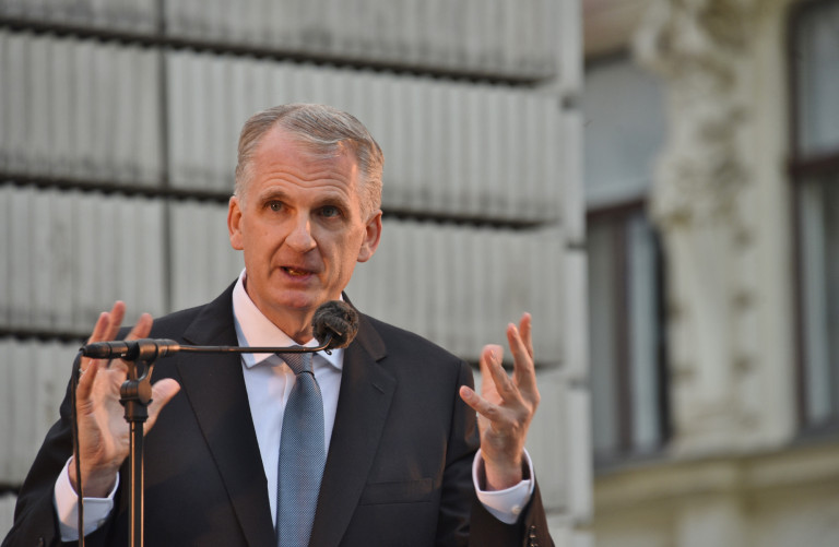 Timothy Snyder: Orbán Putyin hasznos idiótája, és muszáj az anti-Zelenszkijt játszania