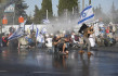 Elfogadták Izraelben a bíróságokat korlátozó törvényt, ami óriási tiltakozásokat váltott ki 