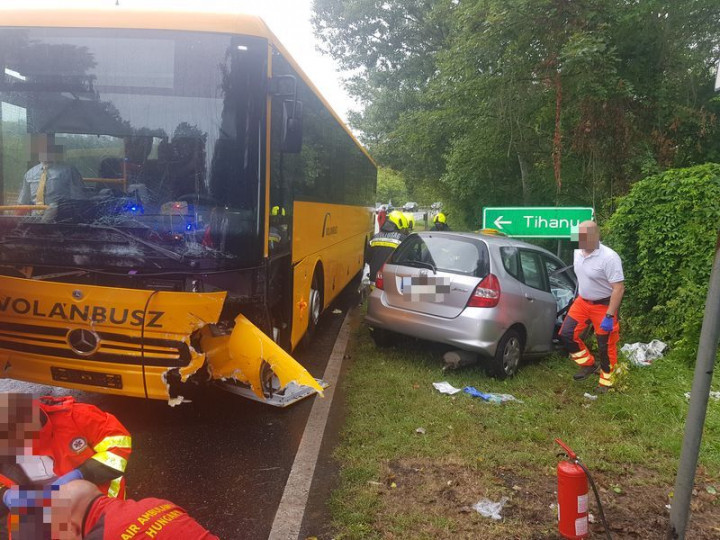 Busz elé kanyarodott egy autó Tihanynál, meghalt a sofőrje