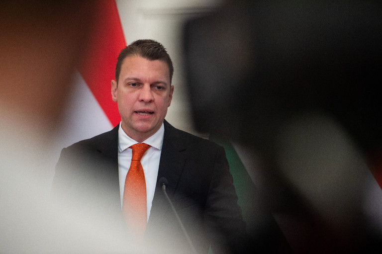 Ilyen Menczer Tamás, amikor korrupcióról értesül