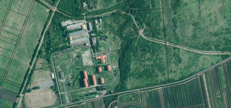 Selejtes akkucellákkal teli hordókat találtak egy abasári raktárban