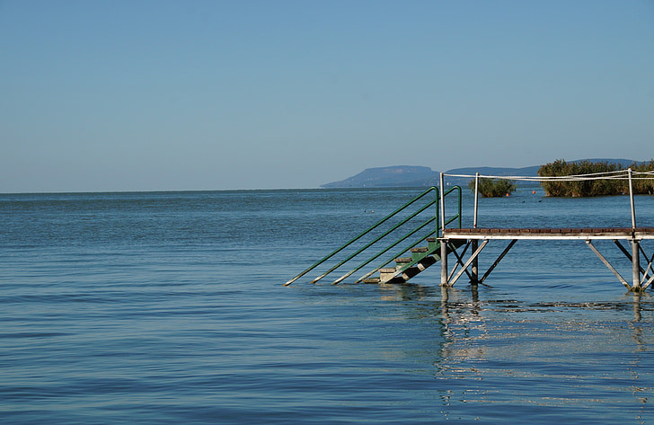 Illegális stégeket bontanak a Balatonnál