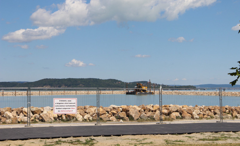 Balatonföldvári strandkikötő: Herényi Károly visszavonulót fújt a civilek nevében