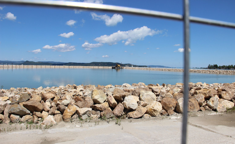 Nem lehet engedélyezni a csaknem kész balatonföldvári strandkikötőt