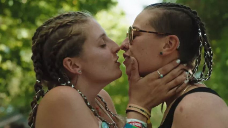 Hatósági eljárás indulhat Sziget reklámjában csókolózó nők miatt