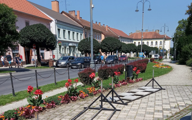 Szentgotthárdon szó nélkül leszedték a Momentum tárlatát