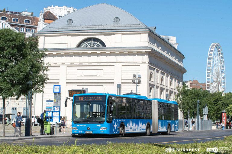 Balogh Samu szerint nem akadályozza a védett kerékpársáv a reptéri buszok közlekedését