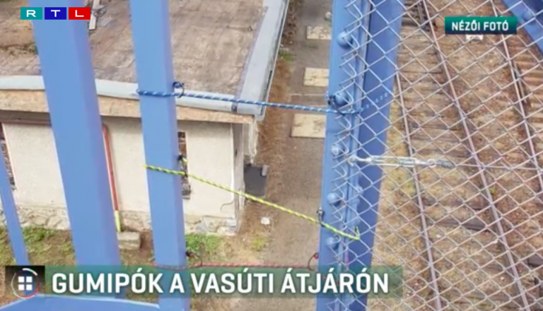 Gumipókkal pótolták a nyíregyházi vasúti felüljáró hézagos korlátját