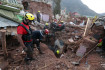 Sok helyen puszta kézzel ássák ki a sérülteket a marokkói földrengés után
