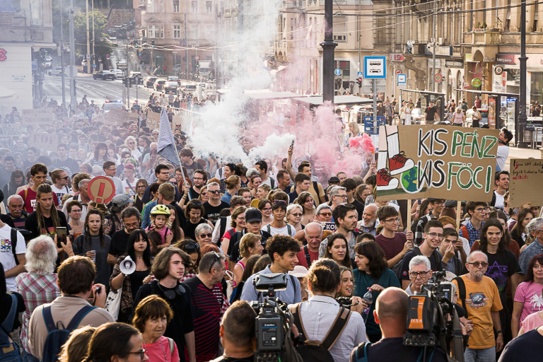 Hídfoglalással indult a diáktüntetés Budapesten (FOTÓK)