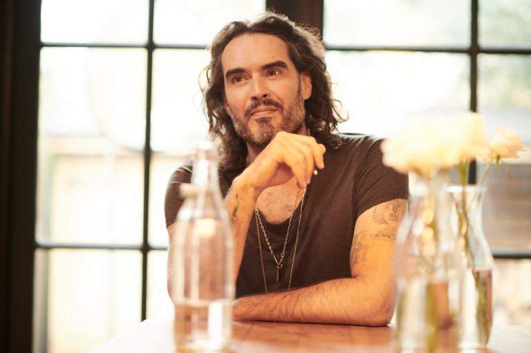 Szexuális erőszakkal vádolják Russell Brand komikust