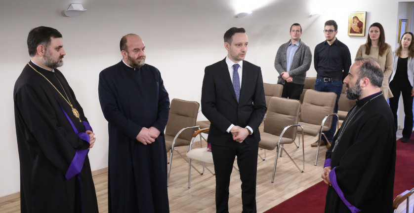 Elképesztő célokra hatalmas összegeket költ a kormány külföldi segítség címén