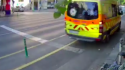 Karácsony videóval szemléltette, hogy elférnek a mentők a védett kerékpársávban