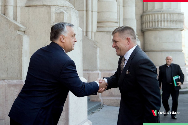 Ezrek tüntettek Pozsonyban, az ellenzék Orbán Viktor mintájával ijesztget