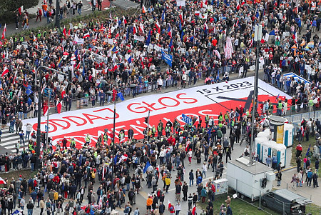 Varsóban tízezrek tüntetnek a kormány ellen