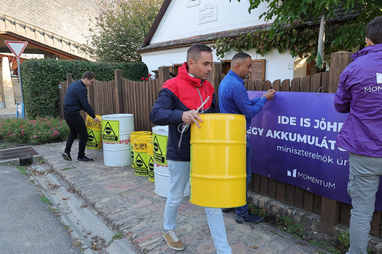 Akkuhulladékot vitt Orbán felcsúti háza elé a Momentum