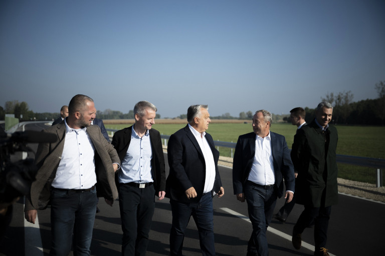 Orbán utat avatott: Saját utunkon kell járnunk