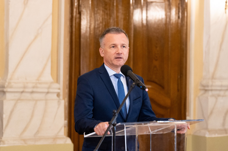 A fideszes törvénymódosításnak köszönhetően mentesül a bűnösség kimondása alól a gyulai fideszes polgármester