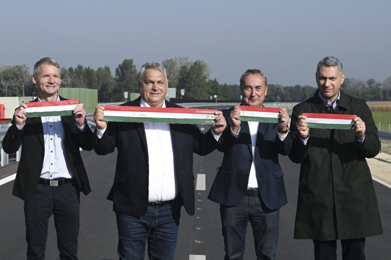 Félnótás ez az ember? Orbán esete az autókázással és az útátadóval