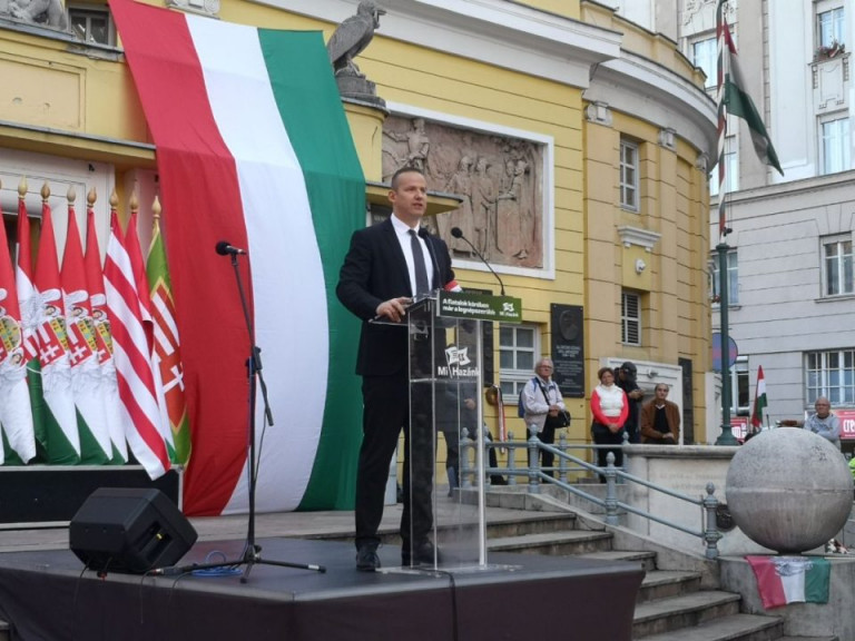 Kádározás, klímatagadás és bankellenes szólamok a Mi Hazánk ’56-os emlékezésén