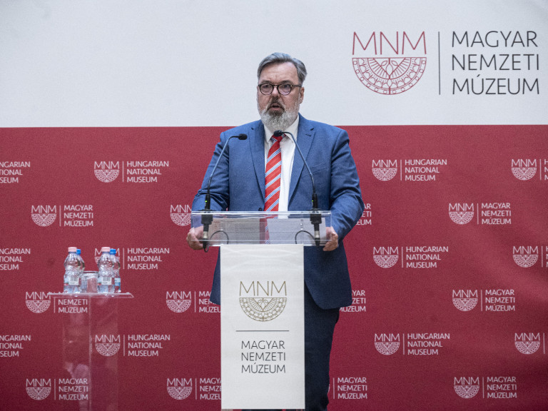 L. Simon egyedül Orbánnak mondhatna köszönetet. Neki viszont nem mer