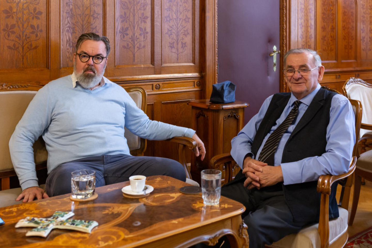 Menesztése másnapján Lezsák Sándor kanapéján vigasztalódott L. Simon László