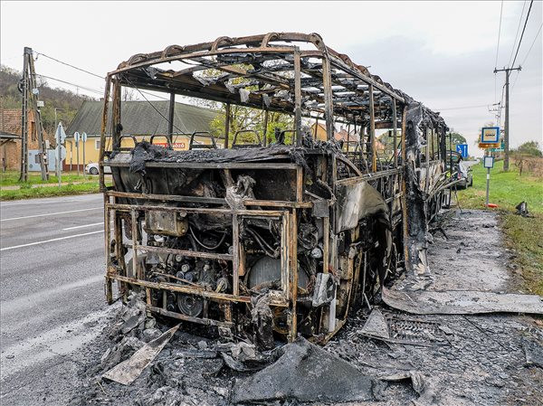 Kigyulladt és teljesen kiégett egy menetrend szerinti busz Dunaföldvárnál