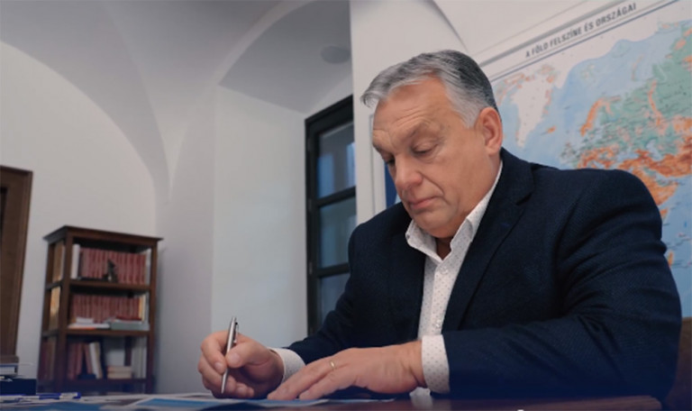 Egy 60 éves bácsi már kitöltötte a Nemzeti Konzultációt