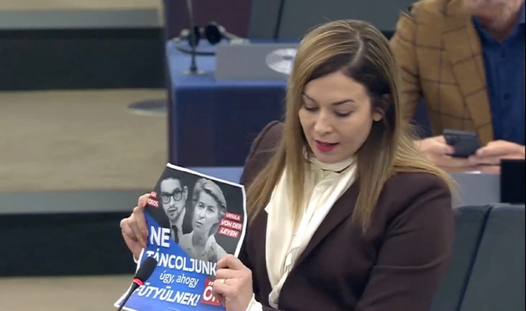 Cseh Katalin bemutatta Brüsszelben a fideszes plakátkampányt