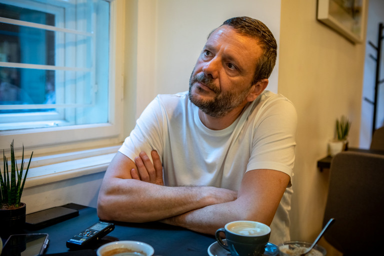„Elmehettem volna Amerikába, hogy kelet-európai terroristákat játsszak, de inkább Romániát és a művészetet választottam”