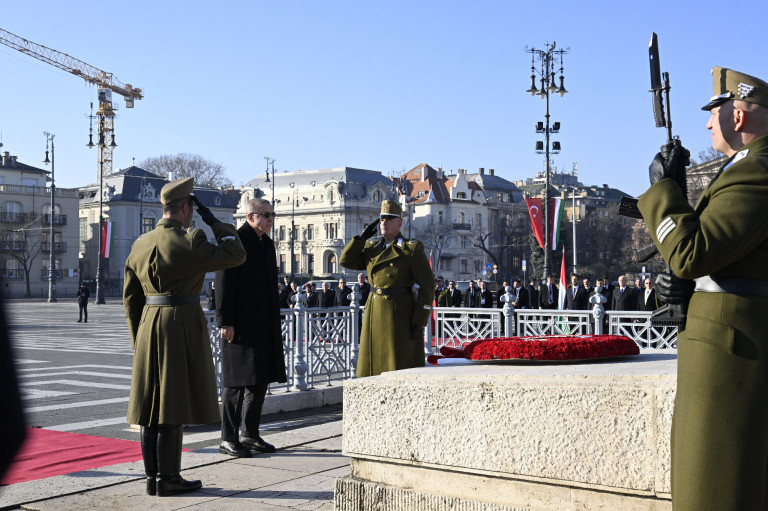 Erdoğan megérkezett Budapestre, Novák Katalin és katonai felvonulás várta a Hősök terén