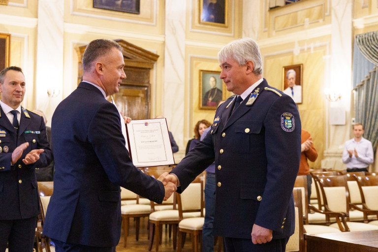 A minden alap nélkül feljelentő polgármester kitüntette a jogalap nélkül intézkedő rendőrkapitányt