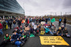 Több száz klímaaktivista blokkolt egy autópályát Amszterdamban