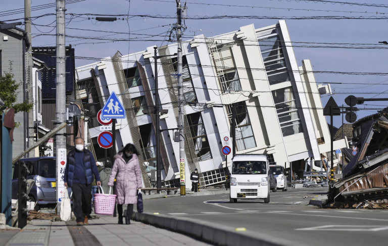 Legalább 30 halottja van az újévi Japán földrengéseknek