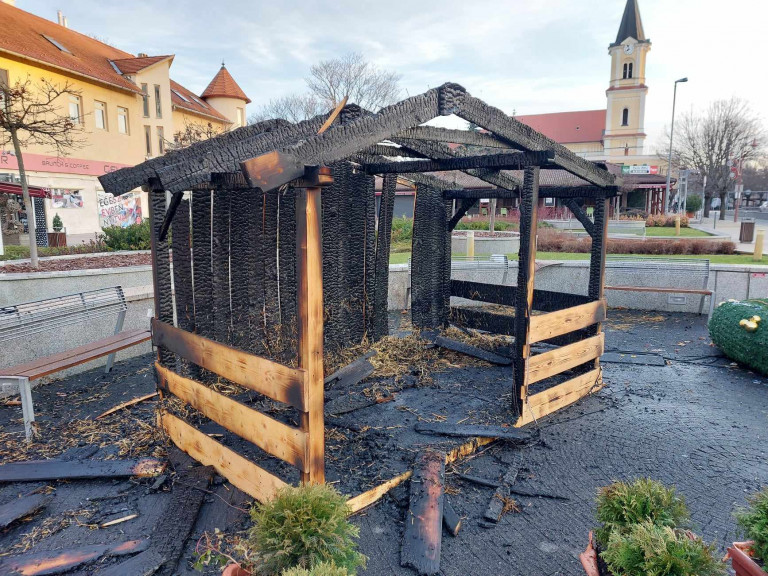 Felgyújtotta a betlehemet, majd megvárta a rendőröket a padon