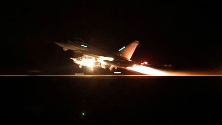 A brit és az amerikai erők légicsapást indítottak a húszik ellen Jemenben