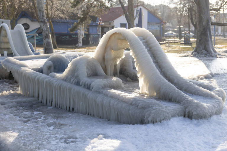 Látványosan vette át a jég a hatalmat a Balatonnál