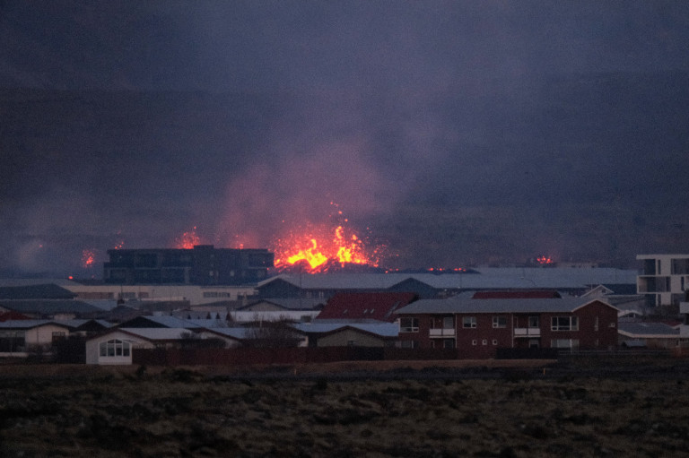 A település mellett nyílt újabb hasadék a vulkánkitörés után Izlandon, a láva már elérte a házakat