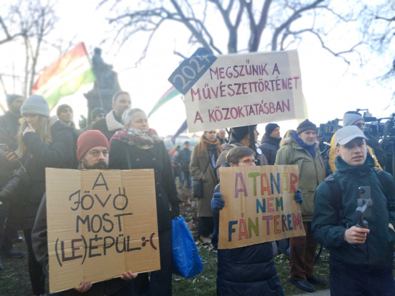 Lehet, mégsem szólhatnak bele az iskolaigazgatók a tanárok béremelésébe