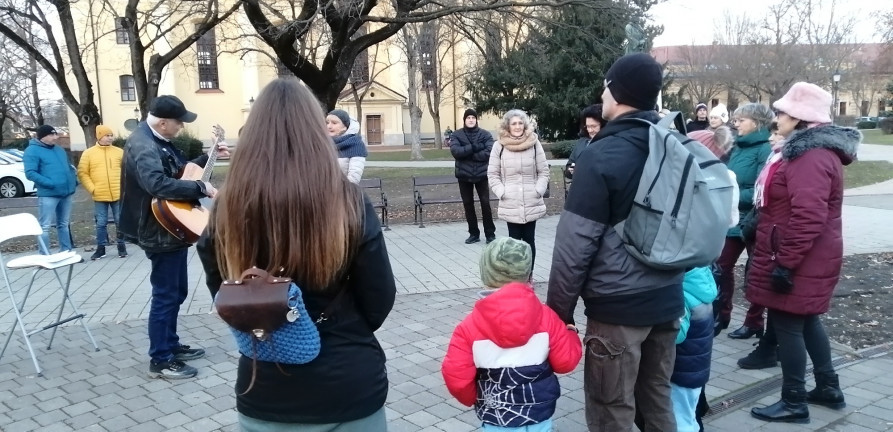Tüntettek az indoklás nélkül leváltott igazgató mellett Szentesen