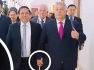 Vietnámi szokás szerint, kézenfogva vezette körbe Orbán Viktor a miniszterelnököt a Karmelitában