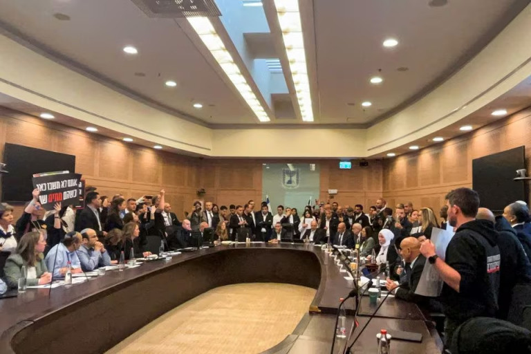 Túszok hozzátartozói törtek be egy parlamenti bizottsági ülésre Izraelben