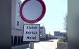 Elbontottak egy kicsit a sárvári kórházból, hogy legyen hely a Tiborcz hoteljéhez vezető útnak