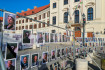 Munkások képeivel demonstrált a Jobbik a Karmelitánál