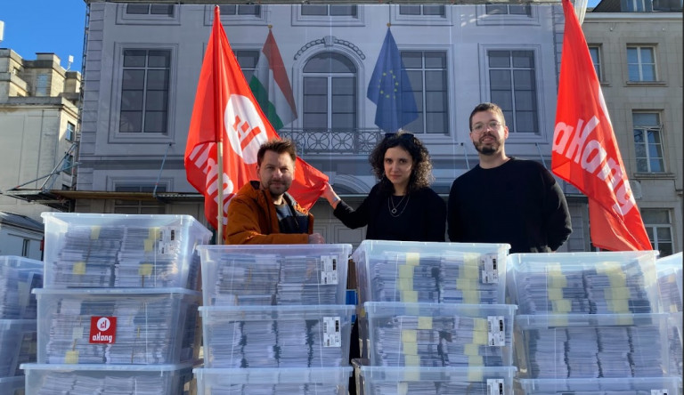 Brüsszelbe is követték Orbánt az ívgyűjtő magyarok