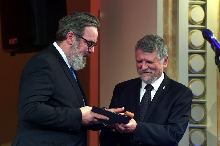 Kövér László „tiszteletbeli székellyé” avatta L. Simon Lászlót