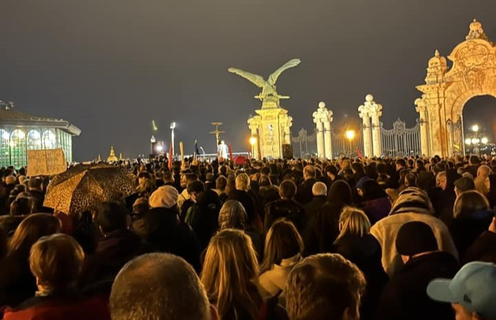 Míg Novák Katalin le nem mond, minden este tüntetnek a Sándor-palota előtt